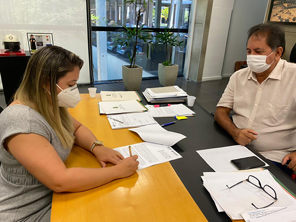 Prefeita Roberlandia Ferreira assina convênio que levará pavimentação asfáltica para a comunidade de Agostinho